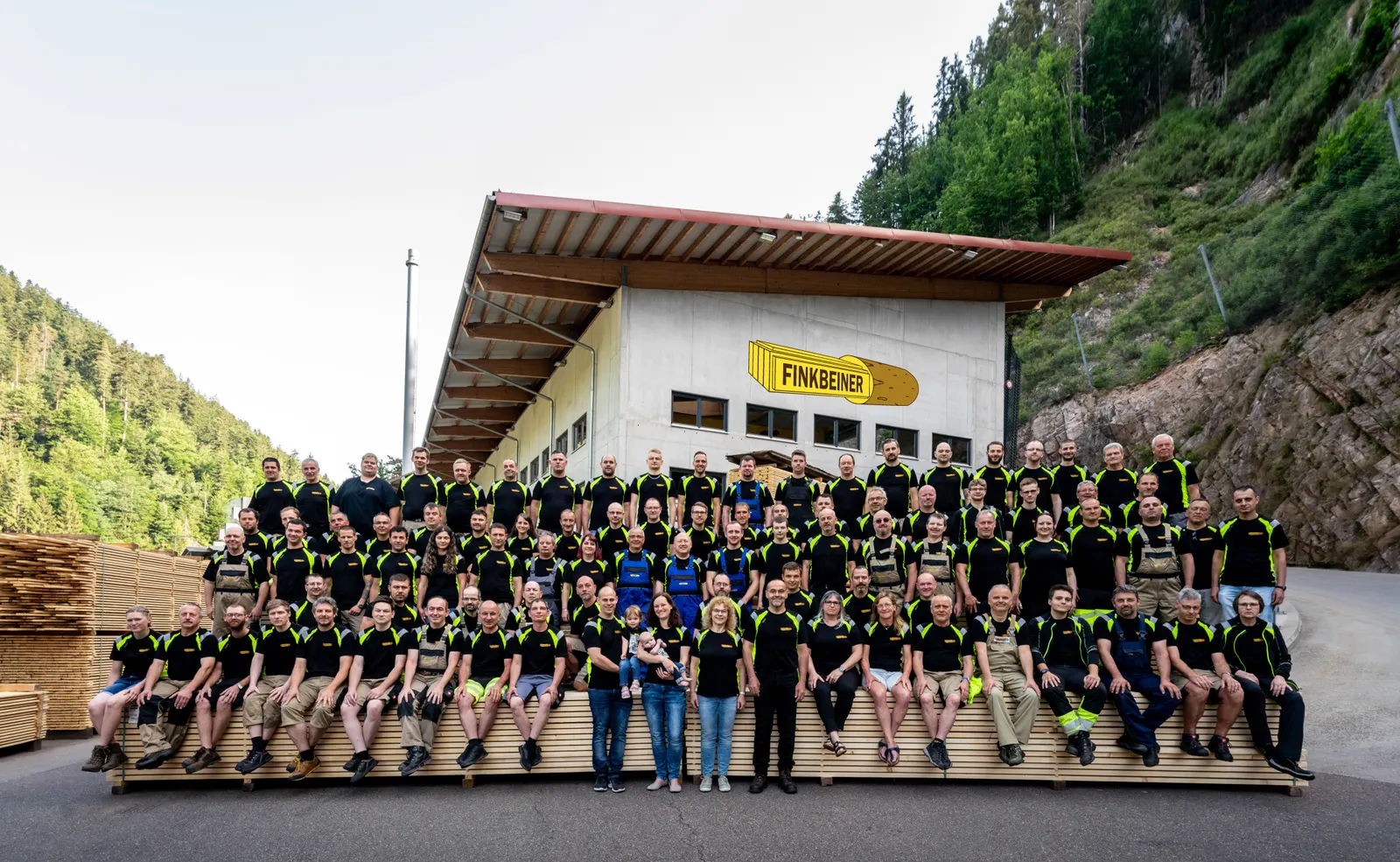 Das Team der FINKBEINER Holzindustrie vor dem Werk in Triberg